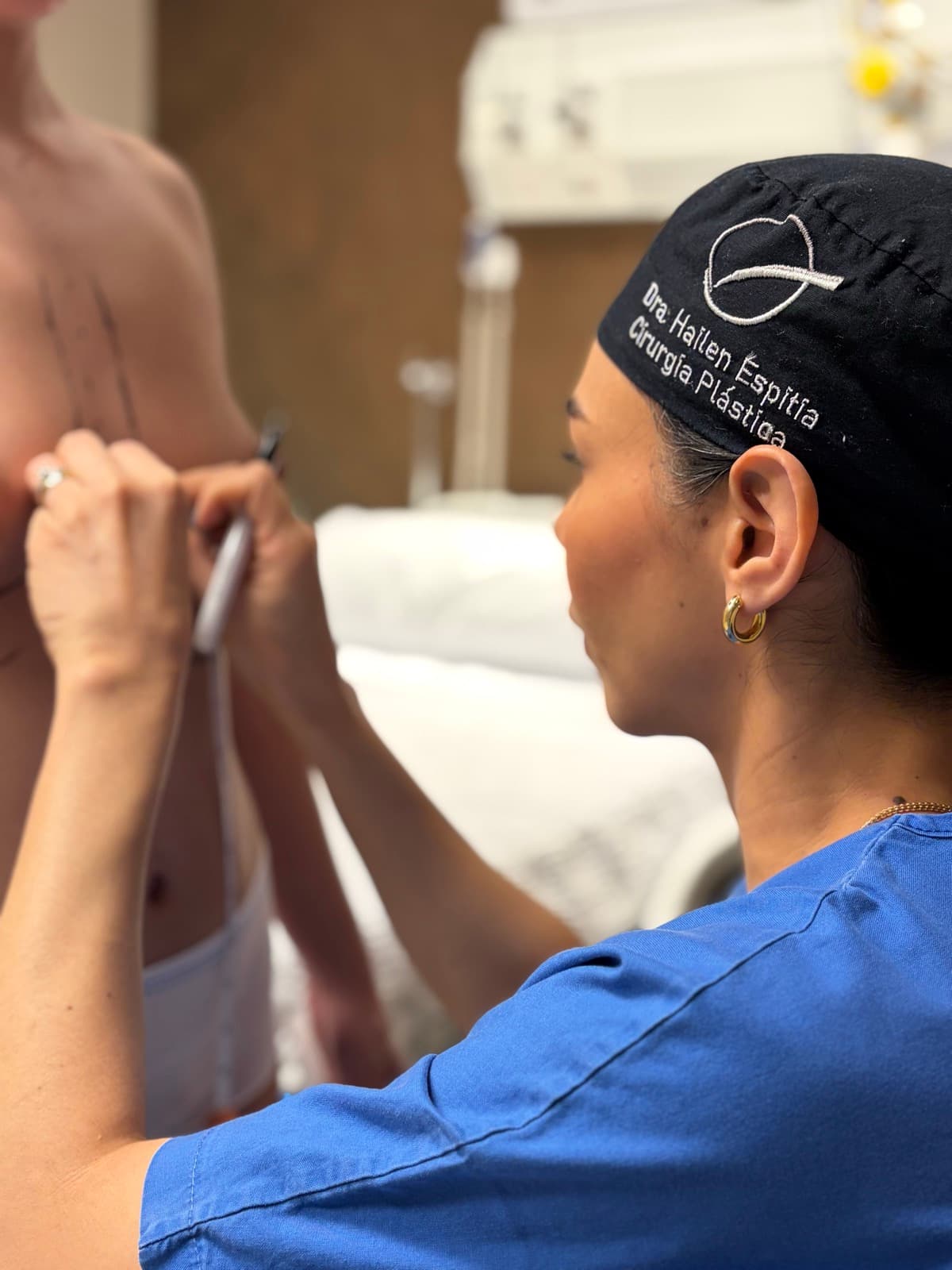 Dra. Hailen Espitia en evaluación preoperatoria